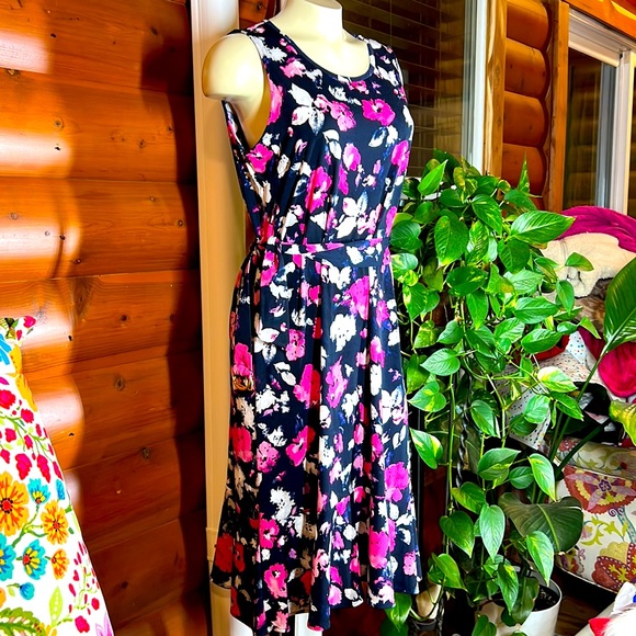 Ellen Tracy Dresses & Skirts - Ellen Tracy Sleeveless flower design dress. Size Medium with belt